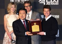 Tom Cruise menerima penghargaan dari walikota Busan, Heo Nam-sik. REUTERS/Jo Jung-ho/Yonhap.