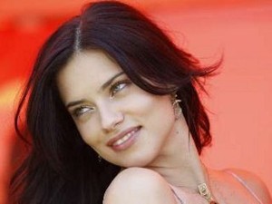 Adriana Lima, Model Seksi yang Demen Porsche
