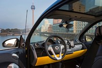 Interior mobil berwarna kuning dan hitam. Mobil ini di Jerman dijual seharga 14.490 euro. (Daimler).