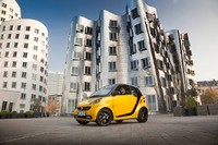 Sementara tipenya bisa dipilih tipe cabrio atau coupe dengan pilihan mesin bensin 52 kW mhd atau mesin 62 kW, dan mulai tersedia di bulan April 2013. (Daimler).