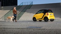     Bodi luarnya berwarna kuning menyala, sementara sel keamanan tridion dan peleknya diberi warna hitam. Kontras sekali. (Daimler).