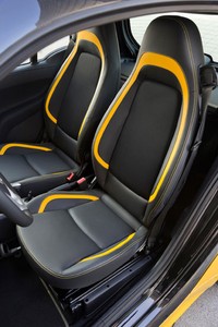 Nuansa kontras berlanjut ke bagian interiornya. Jok kulit berwarna hitam dipadukan dengan warna kuning dari kulit imitasi. (Daimler).