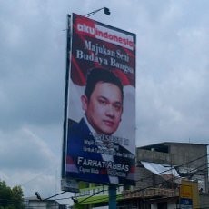 Farhat Pede Nyapres, Pasang Gaya Lewat Baliho di Ciputat