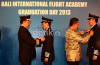 Garuda Indonesia mewisuda 45 pilot baru dari sekolah penerbang Bali International Flight Academy.