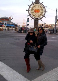 Syahrini berpose bersama sahabatnya saat berada di San Francisco. (dok. SYR Management)