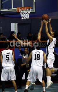 Para pemain Hangtuah Sumsel (putih) berusaha memasukkan bola.