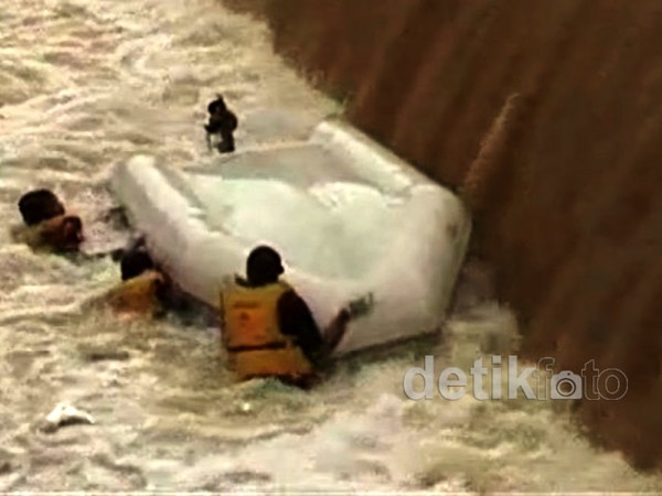 Perahu SAR Terbalik, Satu Orang Kritis