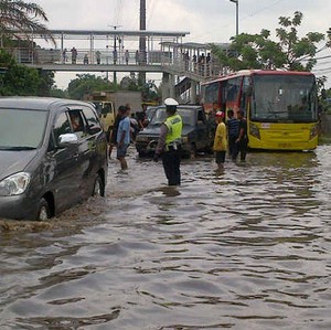 Banjir di Jl Daan Mogot Masih Tinggi, Pengendara Terobos Genangan