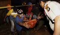 Jasad Jalil dibawa dengan kantung jenazah warna oranye oleh 6 petugas kesehatan.