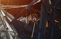 Polisi dan pekerja proyek berhasil mengevakuasi Leman (50). dikhy sasra/detikfoto