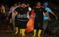 Leman berhasil dievakuasi dari lantai atas rangka tower apartemen. Leman diturunkan dengan kantong mayat yang disiapkan polisi. dikhy sasra/detikfoto     