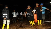 Korban tewas langsung dibawa ke RS Sari Asih, Ciputat untuk diautopsi.dikhy sasra/detikfoto     