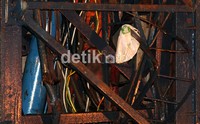     Posisi Jalil yang mengenakan kaos warna oranye berada di tengah crane yang jatuh ke bawah. Polisi kesulitan mengevakuasinya. Herianto Batubara/detikfoto     