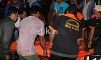     Dalam kecelakaan kerja ini, tiga pekerja proyek yakni Jalil (45), Leman (50) dan Yoto (30) tewas. Sementara korban luka diketahui bernama Wanto (25). Herianto Batubara/detikfoto