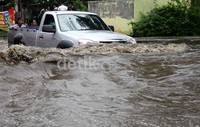Sebuah mobil berusaha merobos genangan air. Ramses/detikfoto     