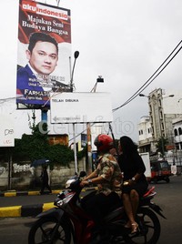  Baliho Farhat Abbas sangat mencolok terpampang di tepi jalan. Ramses/detikfoto