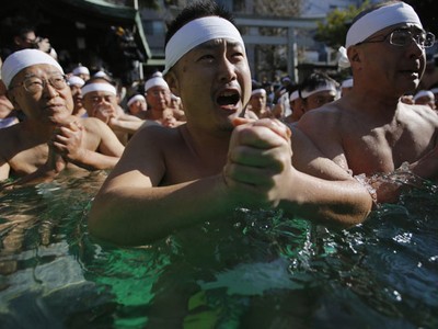 Tradisi Mandi Air Es di Jepang