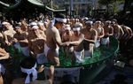 Tradisi Mandi Air Es di Jepang