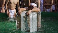 Bagi penganut ajaran Shinto mandi air dingin/es selain menyucikan jiwa raga juga berharap mendapatkan kesehatan di tahun yang baru. Issei Kato/reuters