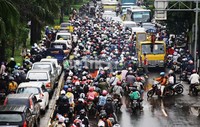     Banjir yang mengenangi Jalan Daan Mogot, Jakarta Barat, membuat arus kendaraan di kawasan tersebut macet total. Para bikers memasuki jalur busway untuk menghidari genangan air. Ramses/detikfoto