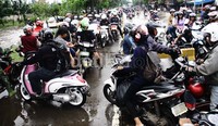     Kendaraan bermotor berusaha menghindar dari genangan air setinggi 60 cm di Jalan Daan Mogot, Jakarta Barat, Minggu (13/1/2013).  Ramses/detikfoto