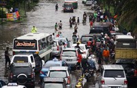     Akibat banjir Jalan Daan Mogot semrawut sehingga menimbulkan kemacetan baik kearah Grogol maupun ke Kalideres.  Ramses/detikfoto