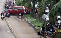 Sebuah mobil yang terjebak banjir akhir pindah jalur u menghindari banjir. Ramses/fetikfoto     