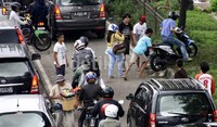 Seorang biker pidah jalur untuk menghindari banjir dan kemacetan. Ramses/fetikfoto