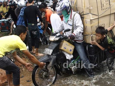 Mengais Rejeki di Tengah Banjir