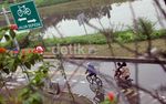 Warga Manfaatkan Jalur Sepeda BKT