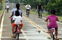 Dari pagi hujan deras, yang terus mengguyur kawasan Banjir Kanal Timur, Jakarta, Minggu (13/01), tidak mengurangi warga setempat untuk melakukan aktifitas olahraga.