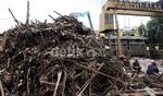 Sampah di Pintu Air Manggarai Menggunung