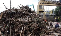Tumpukan sampah warga yang kerap membuang sampahnya dibantaran kali, terlihat menggunung di Pintu Air Manggarai, Jakarta.