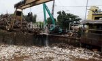 Sampah di Pintu Air Manggarai Menggunung