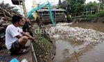 Sampah di Pintu Air Manggarai Menggunung