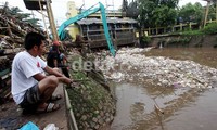     Warga setempat memanfaatkan batas air yang nornal, dengan memancing ikan lele, dipinggir Pintu Air Manggarai
