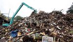 Sampah di Pintu Air Manggarai Menggunung
