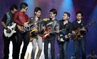 Mereka tak hanya tampil begitu saja, melainkan dengan mengajak serta seseorang yang dengan keterbatasan fisik yang cukup gigih dan piawai dalam bermain gitar, Mulyana.     