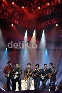 Tanpa pengiring suara vocal, petikan cadas dari pada gitaris top papan atas Indonesia itu sudah cukup sangat menghibur.     