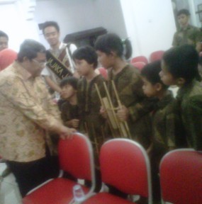 Heryawan dan Netty Kunjungi Panti Asuhan