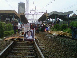 Stasiun Pondok Cina Diblokir, Penumpang Kereta: Demo Jangan Nyusahin