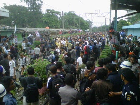Massa di Pondok Cina Bubar, Akses KRL Jakarta-Bogor Kembali Normal