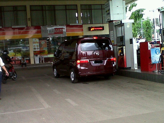 Salahkah Mobil Baru dan Mewah Minum Bensin Premium?