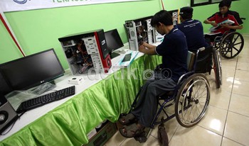 Dukungan pemerintah dan masyarakat sangat dibutuhkan dalam pengembangan para penyadang cacat ini.