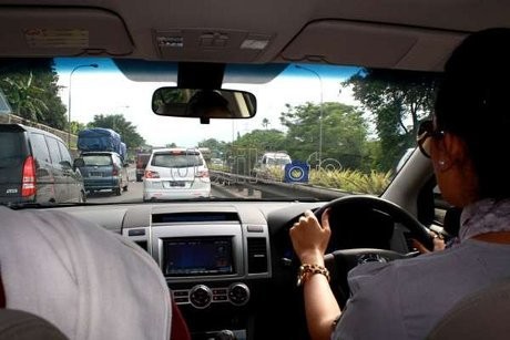 Dibawa 100 Km/Jam, Kabin Mobil Sering Muncul Bau Hangus?