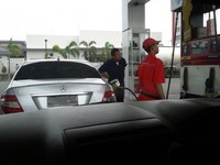 Mobil mewah masih minum premium. (Foto: Deny).
