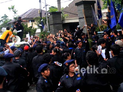 Demonstrasi Garda Nasdem Ricuh
