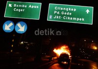Mobil Opel Blazer hitam bernopol B 10 OYA terbakar di tol JORR KM 33 arah Bambu Apus. Penyebab kebakaran diduga karena korsleting pada mesin mobil.