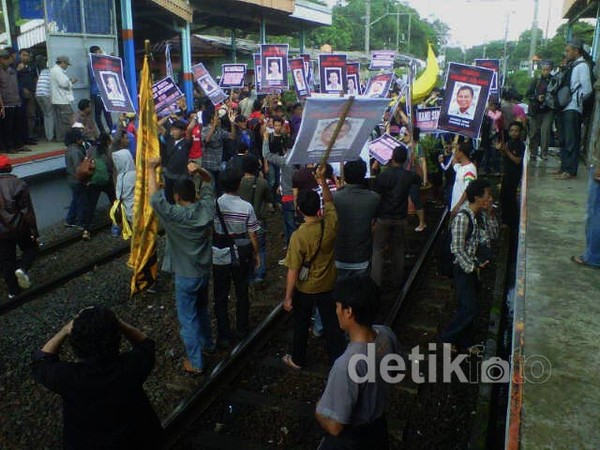 Pedagang Blokir Jalur Kereta di Stasiun Pondok Cina