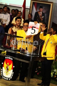 Ketua Umum Partai Golkar Aburizal Bakrie (Ical) mengambil nomor urut.